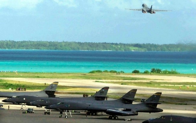 (ARQUIVO) Um bombardeiro B-1B da Força Aérea americana decola da base militar de Diego Garcia, no Arquipélago de Chagos, em 07 de outubro de 2001 (ARQUIVO) Um bombardeiro B-1B da Força Aérea americana decola da base militar de Diego Garcia, no Arquipélago de Chagos, em 07 de outubro de 2001