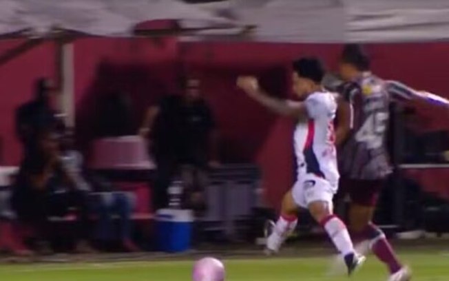 Fluminense reclamou do pênalti de Lima em Matheuzinho na derrota diante do Vitória, no Barradão Fluminense reclamou do pênalti de Lima em Matheuzinho na derrota diante do Vitória, no Barradão