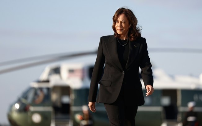 A candidata presidencial democrata e vice-presidente dos Estados Unidos, Kamala Harris, caminha para embarcar no Air Force Two rumo a Nova York na Base Conjunta de Andrews, Maryland, em 7 de outubro de 2024 A candidata presidencial democrata e vice-presidente dos Estados Unidos, Kamala Harris, caminha para embarcar no Air Force Two rumo a Nova York na Base Conjunta de Andrews, Maryland, em 7 de outubro de 2024