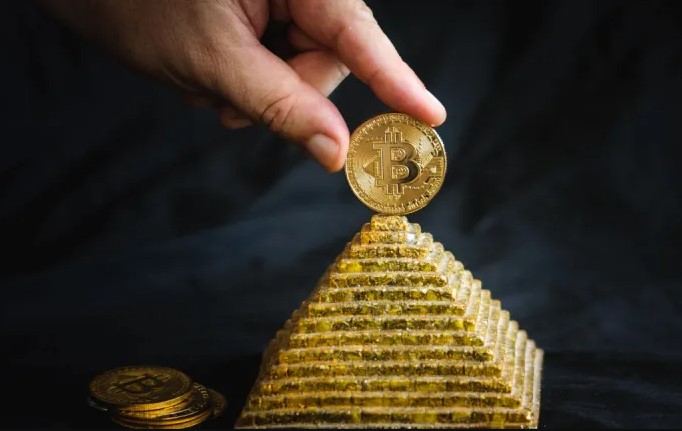 Das 10 maiores pirâmides de criptomoedas do Brasil, 7 terminaram em prisões; veja lista