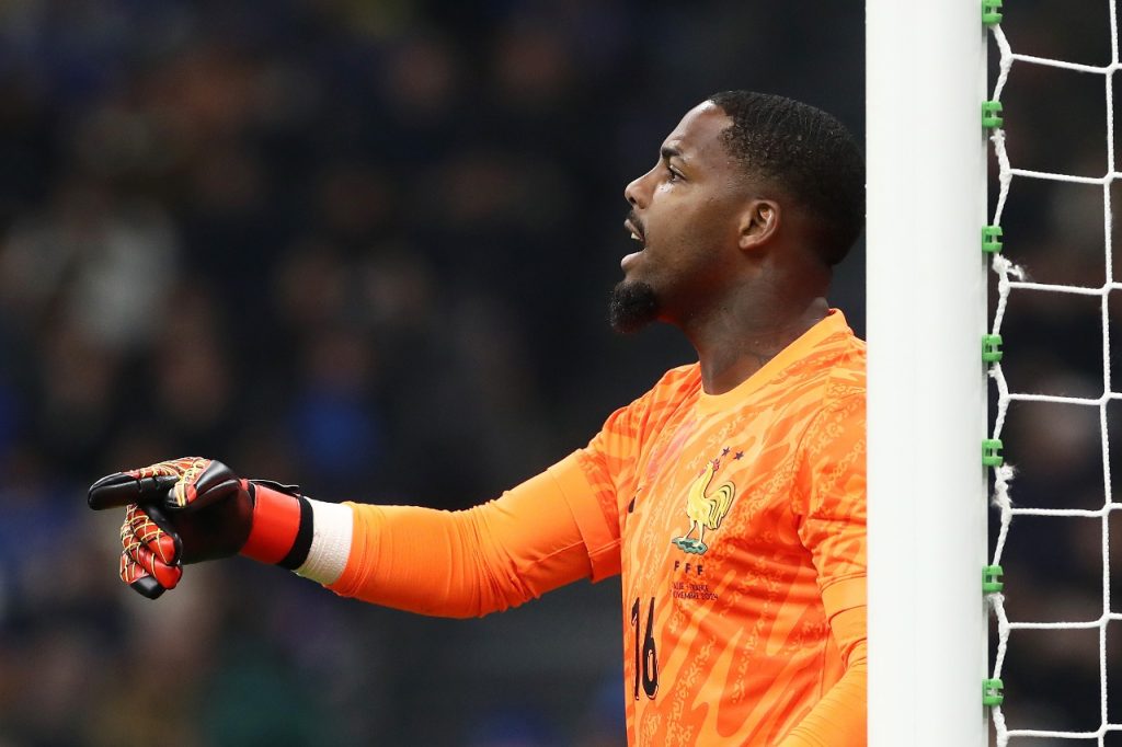 Maignan fez uma defesa providencial no final da partida. (Foto: Marco Luzzani/Getty Images)