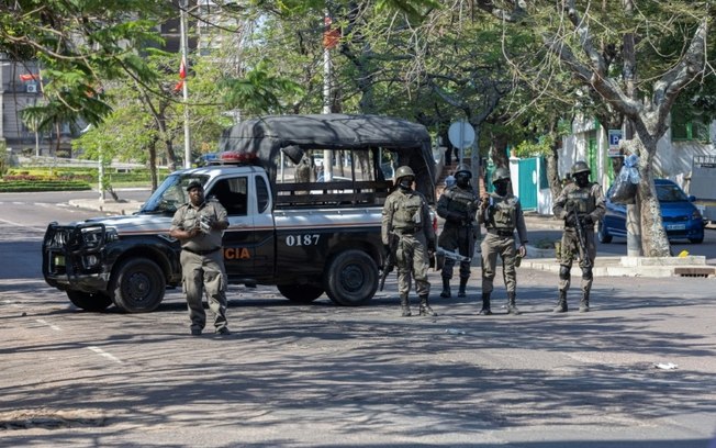 Policiais se posicionam em uma rua de Maputo, Moçambique, em 2 de novembro de 2024 Policiais se posicionam em uma rua de Maputo, Moçambique, em 2 de novembro de 2024