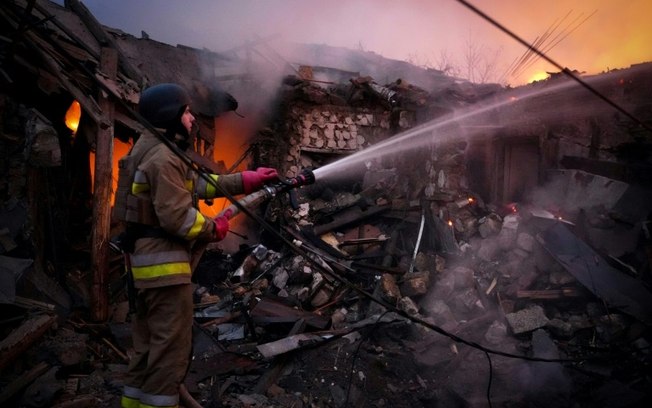 Bombeiro tenta controlar incêndio após ataque com drone na Ucrânia, em 17 de novembro de 2024