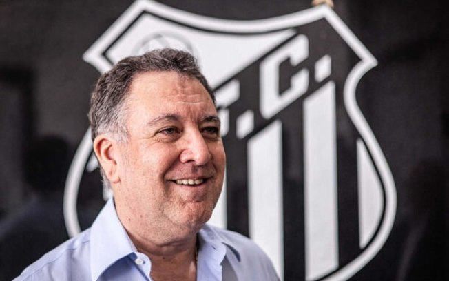 Apesar da vitória do Santos, Marcelo Teixeira foi alvo de protestos de torcedores na Vila Belmiro Apesar da vitória do Santos, Marcelo Teixeira foi alvo de protestos de torcedores na Vila Belmiro