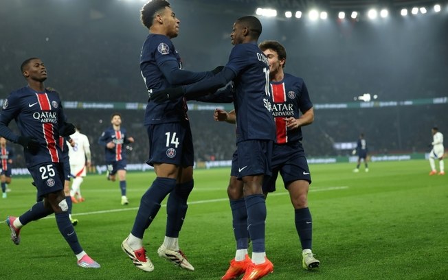 O atacante francês do Paris Saint-Germain, Ousmane Dembelé (centro), comemora seu gol contra o Lyon na 15ª rodada da Ligue 1, em 15 de dezembro de 2024, em Paris