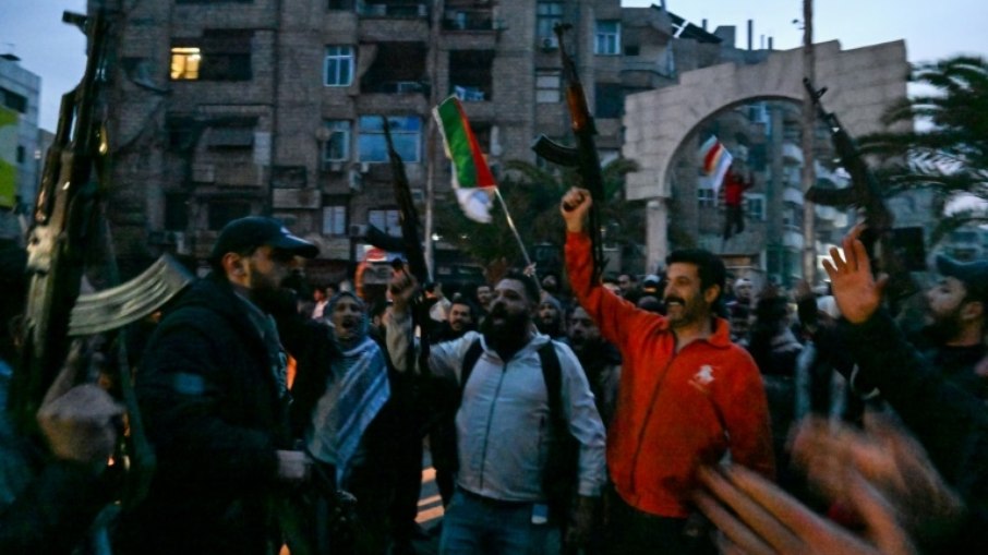 Celebrações em Damasco após anúncio da fuga do presidente Bashar al-Assad, em 8 de dezembro de 2024 Celebrações em Damasco após anúncio da fuga do presidente Bashar al-Assad, em 8 de dezembro de 2024