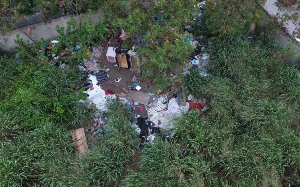 Drone flagra terreno baldio usado como acampamento ilegal em Cabo Frio