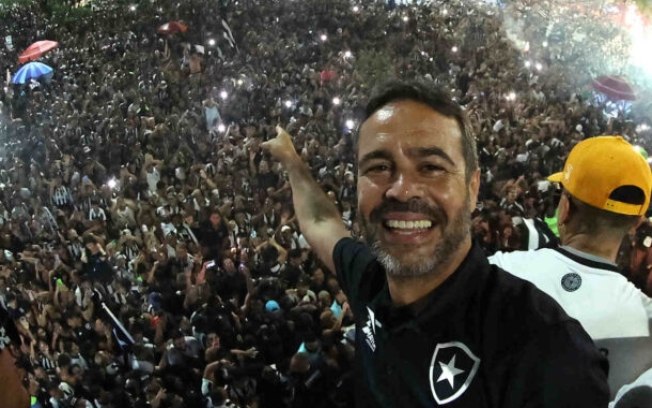 Artur Jorge em carreata após título do Botafogo na Libertadores Artur Jorge em carreata após título do Botafogo na Libertadores