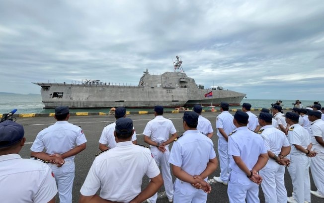 Membros da Marinha do Camboja observam a chegada de navio dos Estados Unidos ao porto de Sihanoukville Membros da Marinha do Camboja observam a chegada de navio dos Estados Unidos ao porto de Sihanoukville