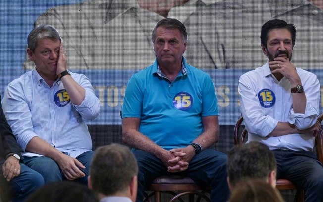 O governador de São Paulo Tarcísio de Freitas (E) e ao ex-presidente Jair Bolsonaro (C) participam de evento de campanha para as eleições muncipais com o prefeito de São Paulo Ricardo Nunes O governador de São Paulo Tarcísio de Freitas (E) e ao ex-presidente Jair Bolsonaro (C) participam de evento de campanha para as eleições muncipais com o prefeito de São Paulo Ricardo Nunes