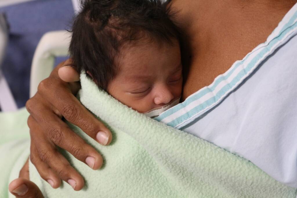 O toque que salva: a importância do método canguru para os recém-nascidos de risco