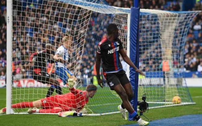 Sarr corre para comemorar o seu gol, o segundo do Crystal Palace sobre o Brighton Sarr corre para comemorar o seu gol, o segundo do Crystal Palace sobre o Brighton