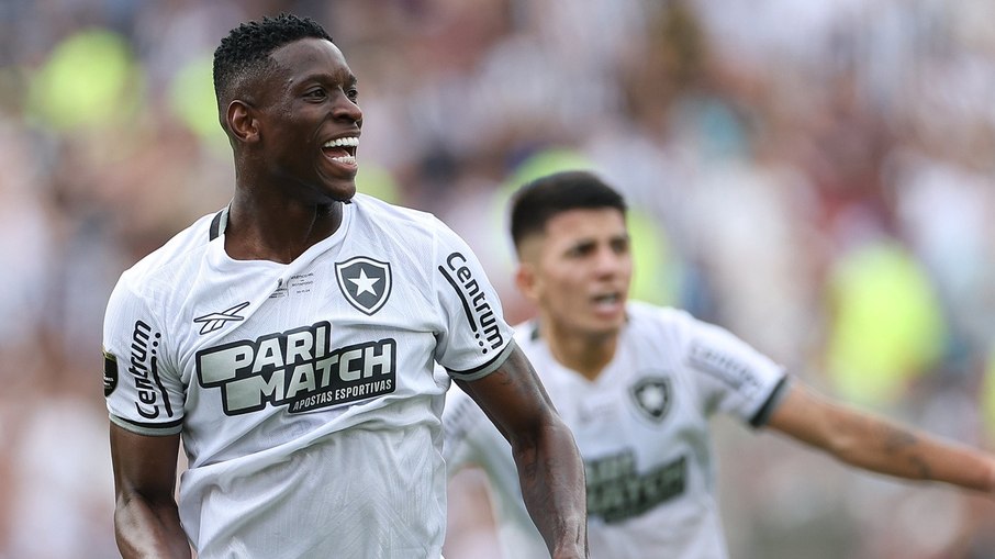 Botafogo está com uma mão na taça do Brasileirão Botafogo está com uma mão na taça do Brasileirão