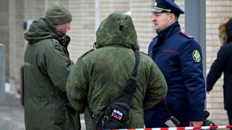 Policiais isolam o local da explosão que matou o comandante da divisão de armas químicas do exército russo, Igor Kirillov, em Moscou Policiais isolam o local da explosão que matou o comandante da divisão de armas químicas do exército russo, Igor Kirillov, em Moscou