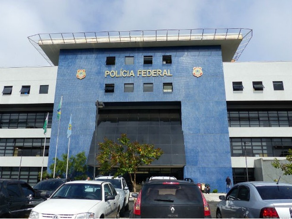 Presos vão ser levados à Superintendência da Polícia Federal, em Curitiba — Foto: Adriana Justi/RPC