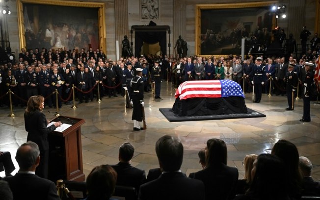 A vice-presidente Kamala Harris pronuncia um panegírico durante um serviço memorial ao ex-presidente Jimmy Carter no Capitólio dos Estados Unidos em Washington, em 7 de janeiro de 2025
