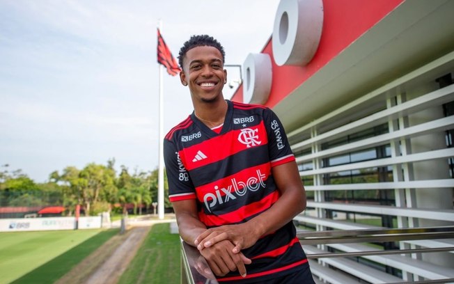 Vitória fecha contratação de Carlinhos, do Flamengo
