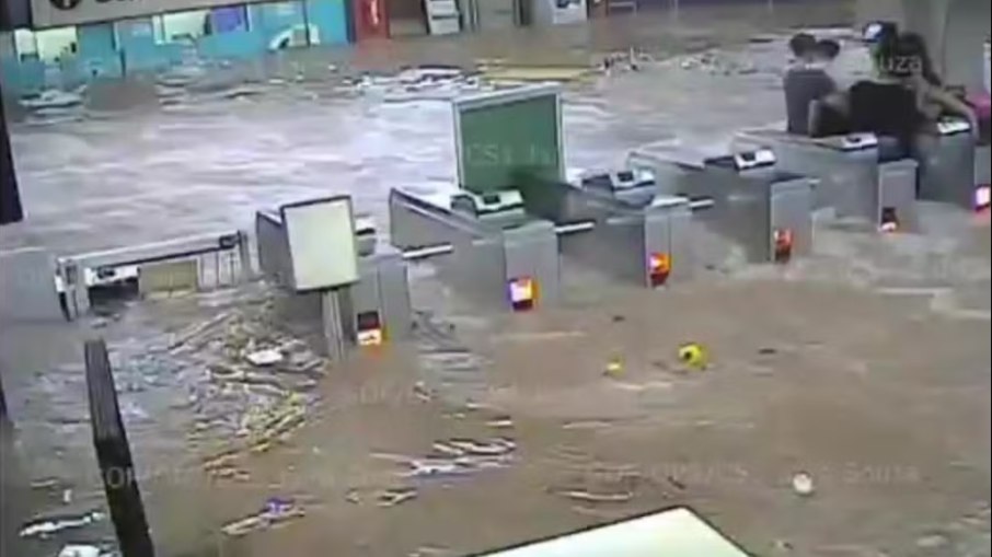 Área das catracacas do metrô Jardim São Paulo alagadas durante tempestade em SP