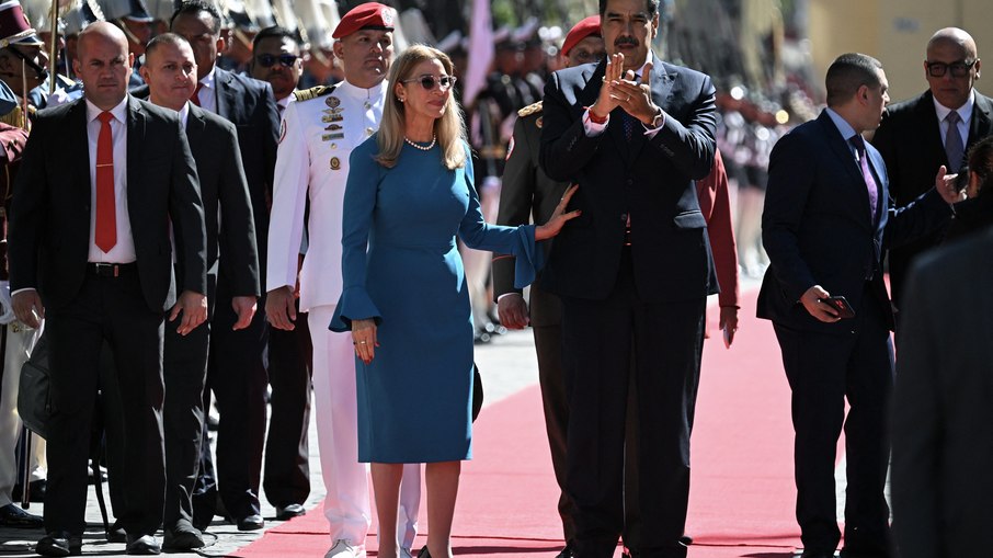 O presidente da Venezuela, Nicolás Maduro, e a primeira-dama Cilia Flores caminham ao chegar à Assembleia Nacional para a posse presidencial
