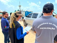 Dois homens e uma mulher fiscalizam bares na praia