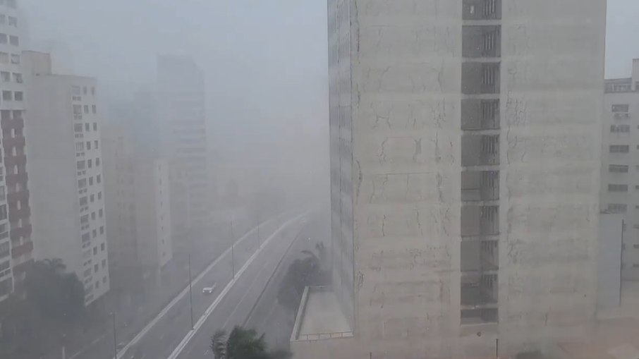 São Paulo é tomada por tempestade