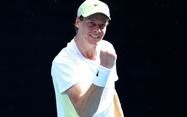 Jannik Sinner comemora a vitória sobre Holger Rune nas oitavas de final do Aberto da Austrália Jannik Sinner comemora a vitória sobre Holger Rune nas oitavas de final do Aberto da Austrália