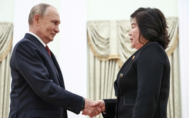 O presidente russo, Vladimir Putin, e a ministra das Relações Exteriores da Coreia do Norte, Choe Son Hui, se cumprimentam no início de uma reunião em 4 de novembro de 2024 em Moscou