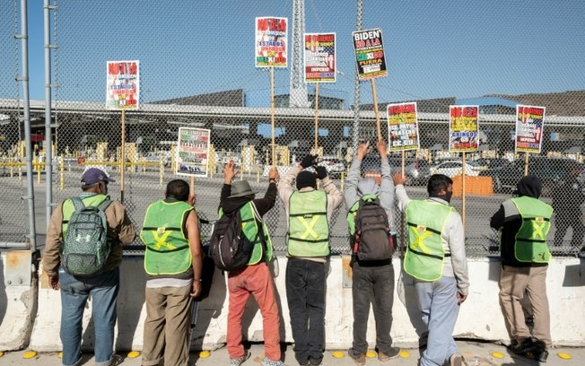 Migrantes e ativistas participam de manifestação no posto de controle San Ysidro na fronteira entre EUA e México, em Tijuana, 18 de dezembro de 2024 Migrantes e ativistas participam de manifestação no posto de controle San Ysidro na fronteira entre EUA e México, em Tijuana, 18 de dezembro de 2024