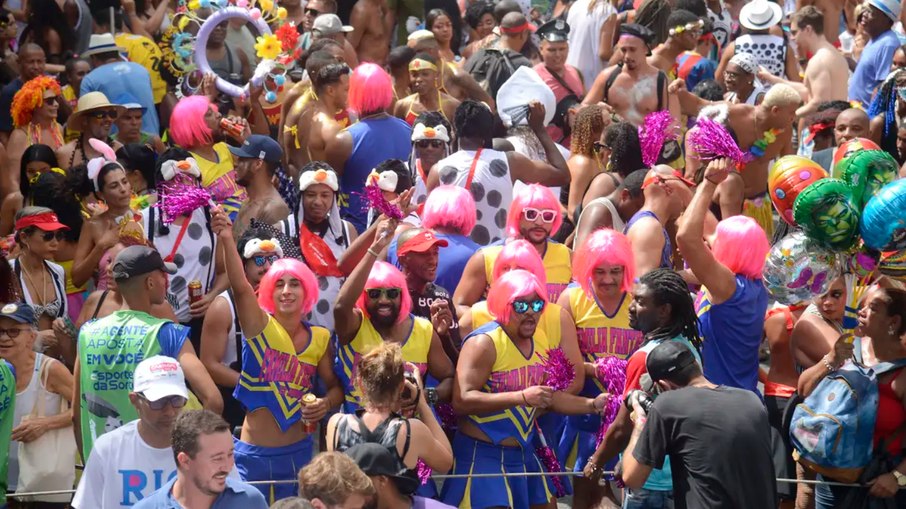 Tradicionalmente, o Carnaval é associado ao mês de fevereiro