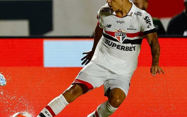 São Paulo leva no majestoso com primeiro gol de Oscar após sua volta