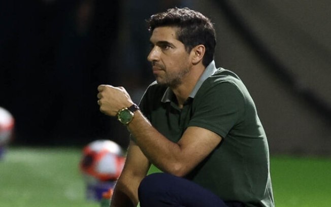 Abel Ferreira na beira do gramado