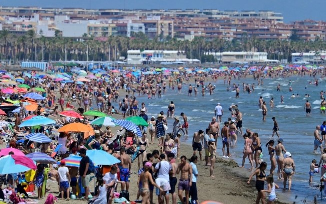 Pessoas lotam a praia em Valência em 5 de julho de 2024