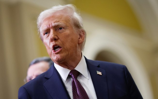 Donald Trump fala com jornalistas durante velório do ex-presidente Jimmy Carter na Rotunda do Capitólio em Washington, em 8 de janeiro de 2025
