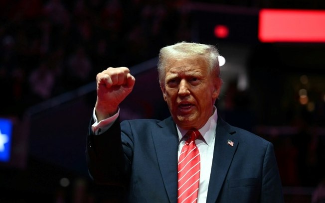 O presidente eleito dos EUA, Donald Trump, durante um comício na Capital One Arena em Washington, 19 de janeiro de 2025