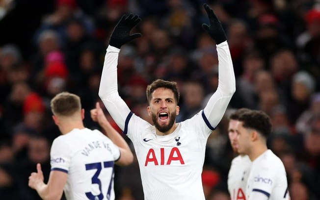Após sair de campo desacordado, Bentancur tranquiliza a torcida do Tottenham