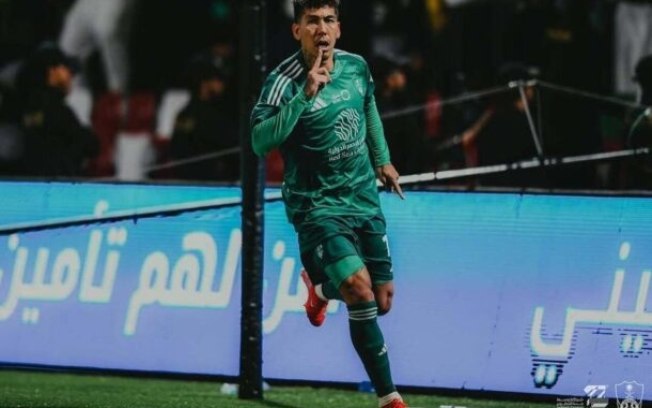 Firmino comemora gol marcado na vitória por 2 a 1 sobre o Al-Ettifaq