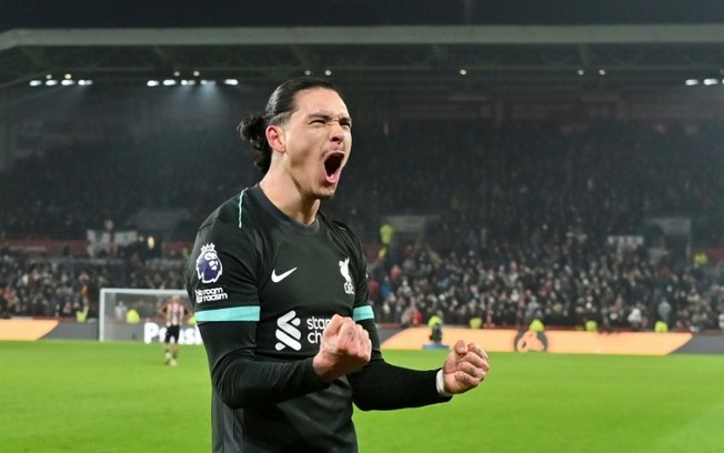 Darwin Núñez comemora a vitória do Liverpool sobre o Brentford por 2 a 0 neste sábado, pelo Campeonato Inglês