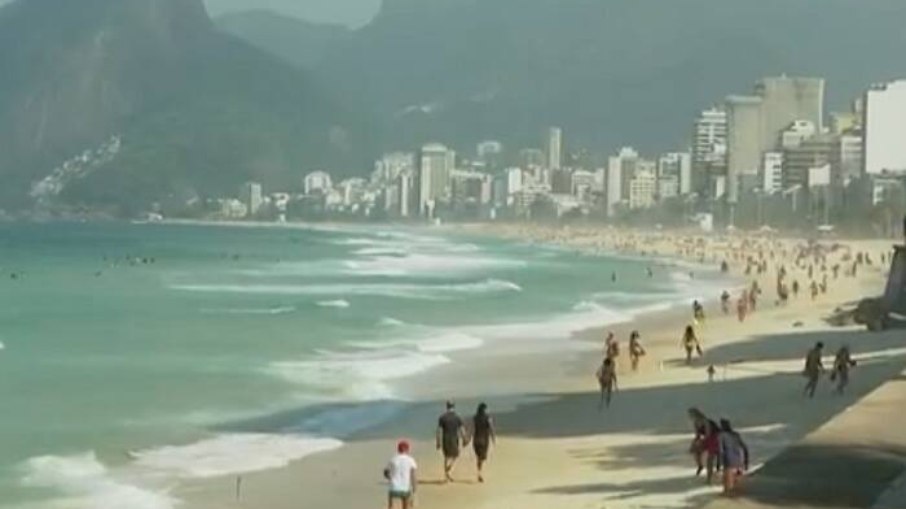 Banhistas não respeitam medidas da prefeitura e vão à praia no Rio Banhistas não respeitam medidas da prefeitura e vão à praia no Rio