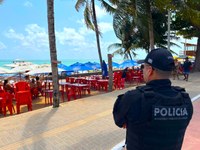 Agente policial do MPF observa guarda-sois na praia