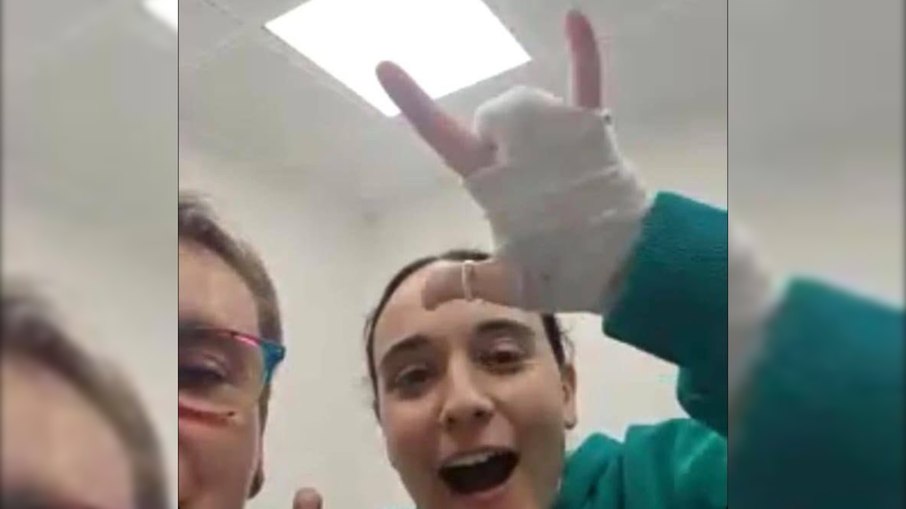 Emily Damari, de 28 anos, perdeu dois dedos da mão após ataque do Hamas Emily Damari, de 28 anos, perdeu dois dedos da mão após ataque do Hamas