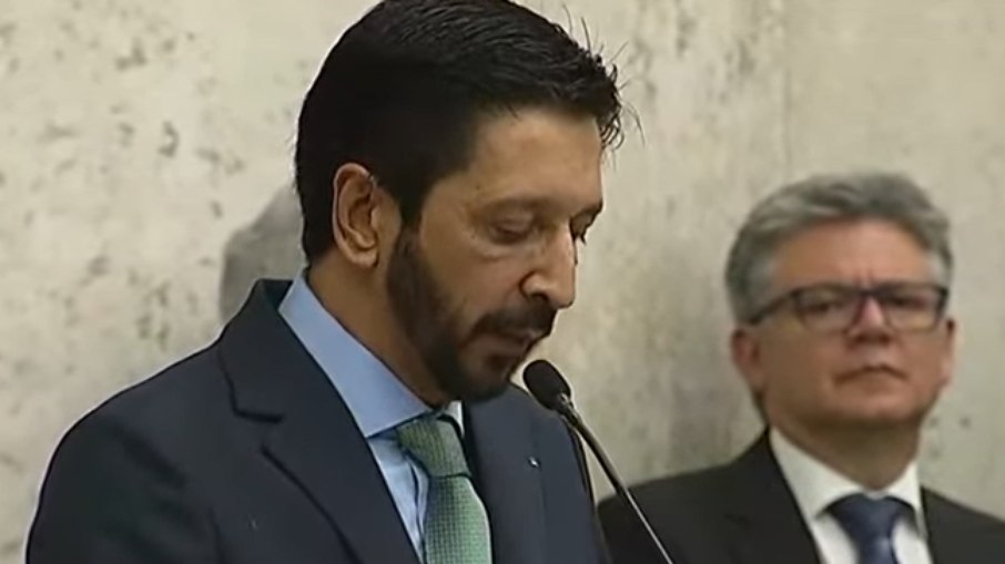 Prefeito foi à formatura de GCM e cantou música polêmica; assista