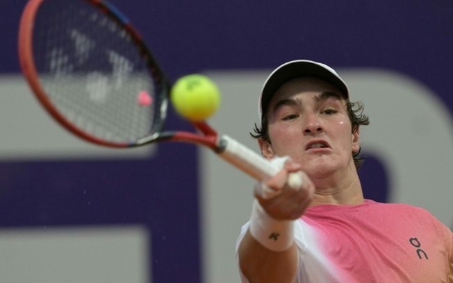 O brasileiro João Fonseca devolve para Mariano Navone pelas quartas de final do ATP da Argentina, em Buenos Aires, no dia 14 de fevereiro de 2025