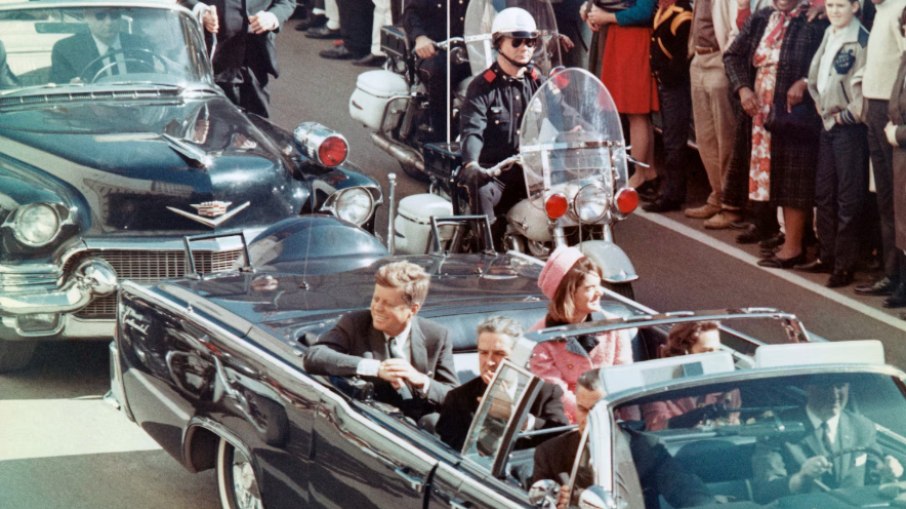 John F. Kennedy no carro momentos antes de ser assassinado, em 1963 John F. Kennedy no carro momentos antes de ser assassinado, em 1963