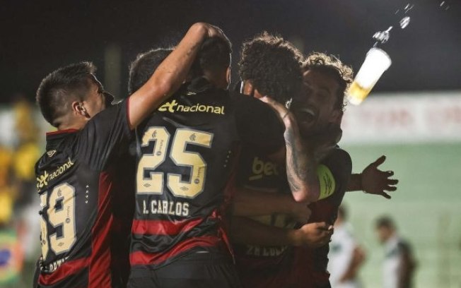 Jogadores do Sport comemoram gol da vitória sobre o Sousa, fora de casa