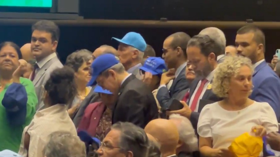 Lulistas e bolsonaristas usaram bonés no Congresso Lulistas e bolsonaristas usaram bonés no Congresso