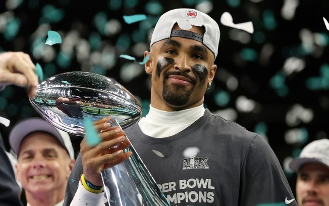 Jalen Hurts, líder do Philadelphia Eagles, na cerimônia de entrega de prêmios do Super Bowl de 9 de fevereiro de 2025