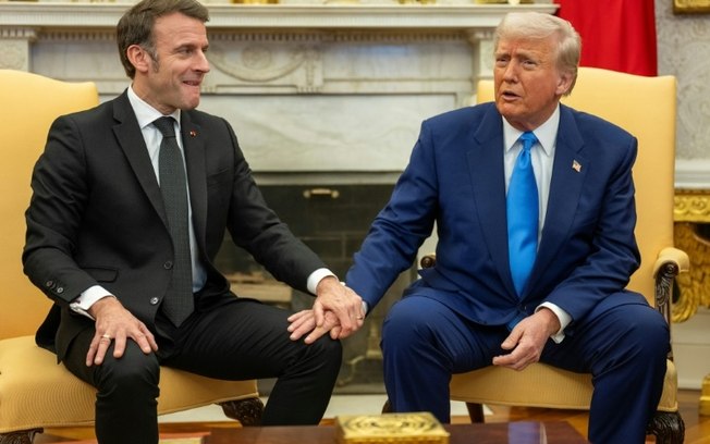 O presidente americano Donald Trump (D) com seu colega francês Emmanuel Macron no Salão Oval da Casa Branca, em 24 de fevereiro de 2025