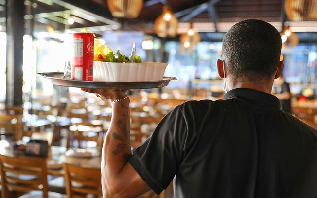 Carnaval impulsiona bares e restaurantes, mas contratações temporárias são reduzidas no DF