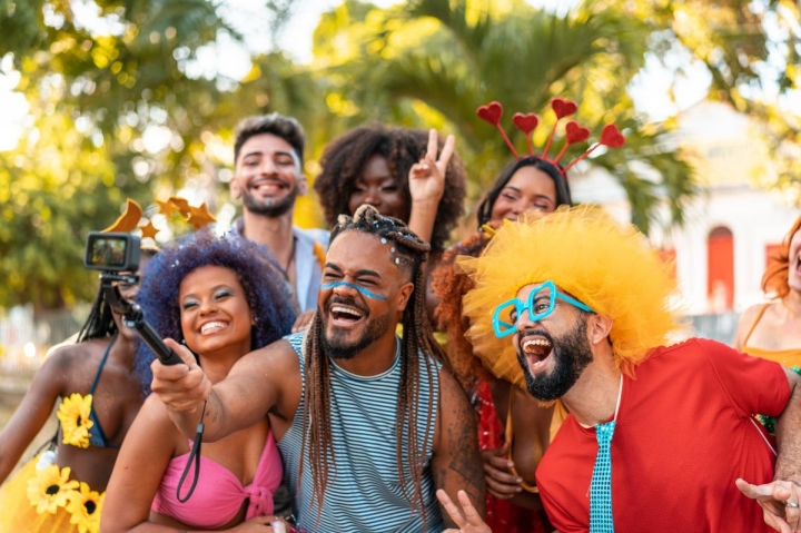 Vai viajar para fora no Carnaval? Veja como aproveitar sem pesar no bolso