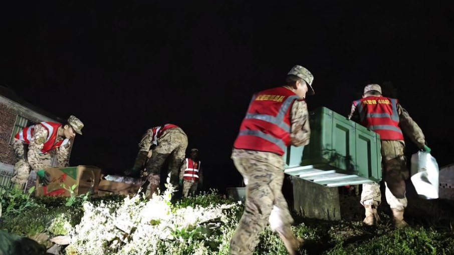  Equipes de resgate transportam suprimentos de emergência.
